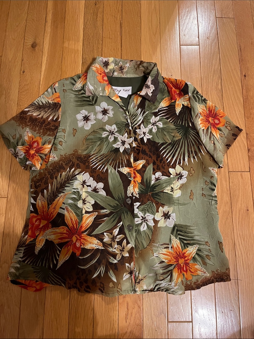 TanJay petites Hawaiian print button up blouse